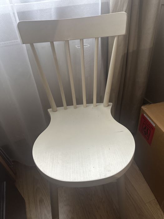 Białe drewniane krzesło