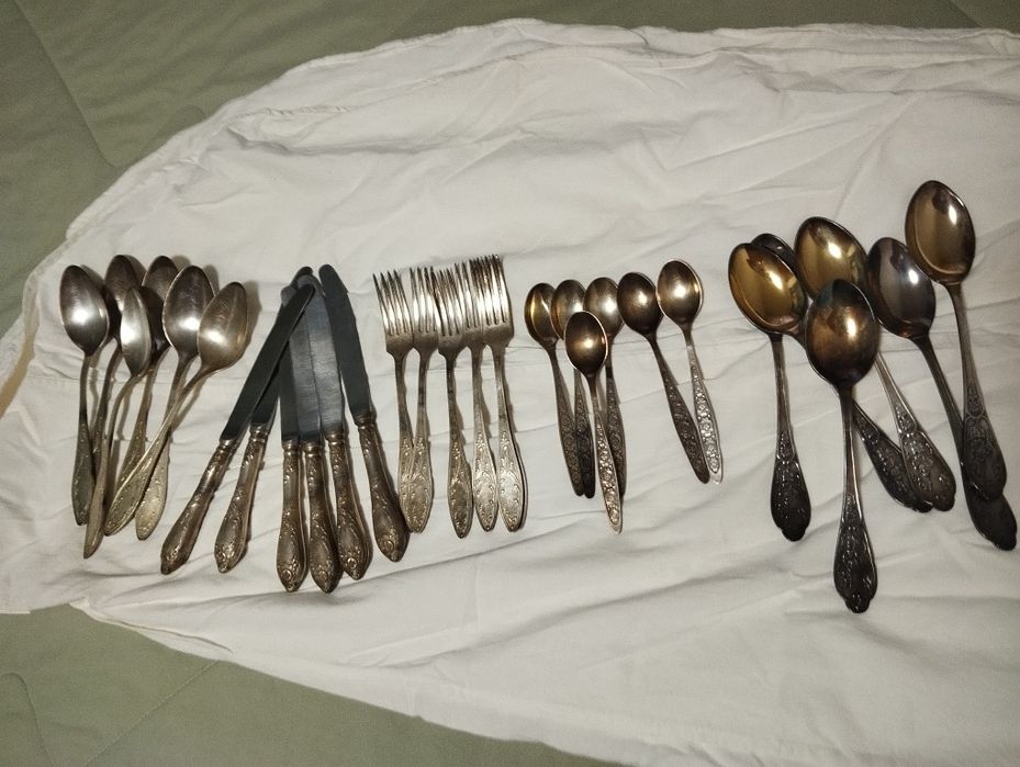 Продам столовый набор из мельхиора СССР 30 шт посеребренный состояние