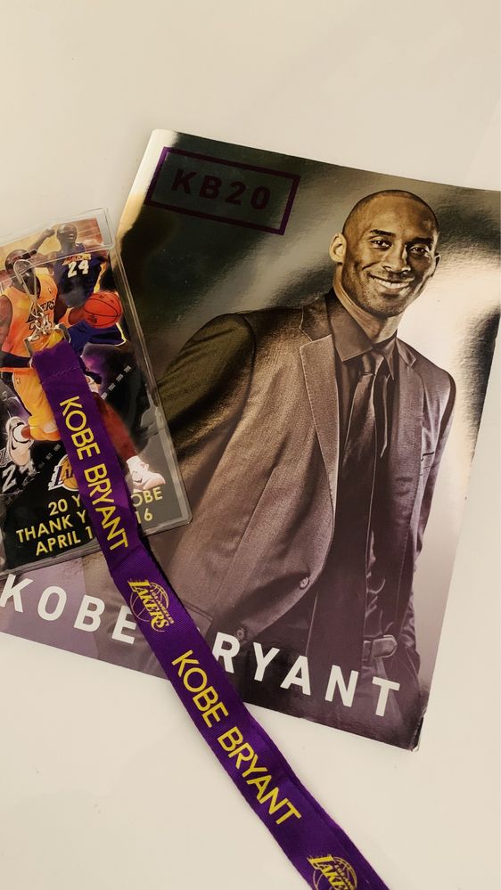 Kobe Bryant Oryginalny zestaw pamiątkowy z ostatniego meczu w karierze