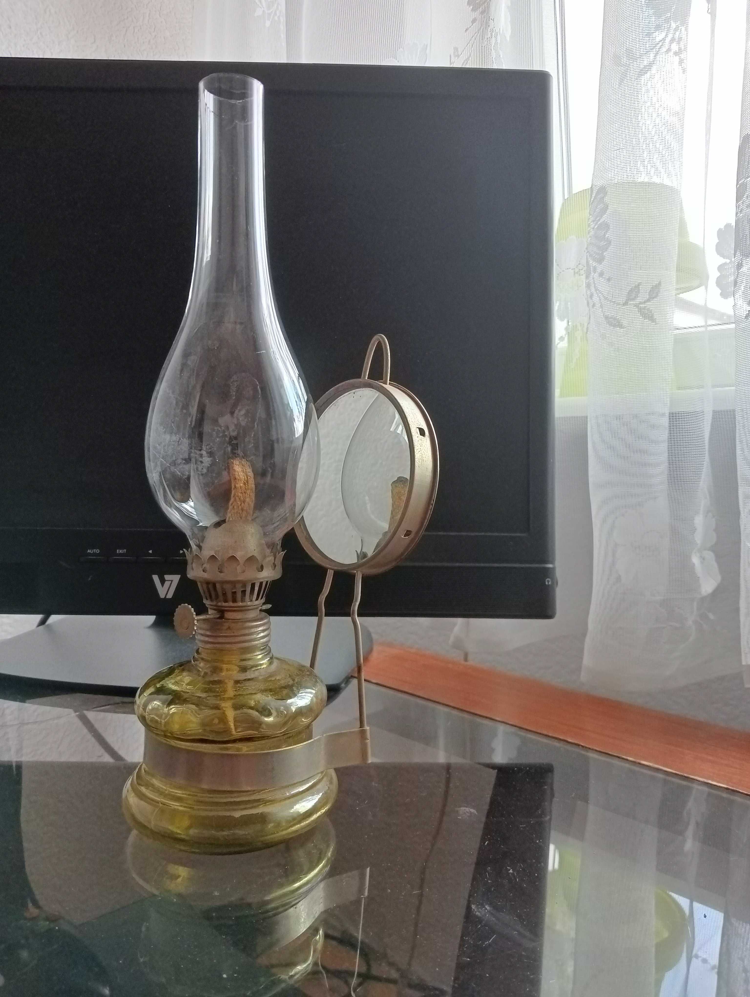 Lampa naftowa z lusterkiem