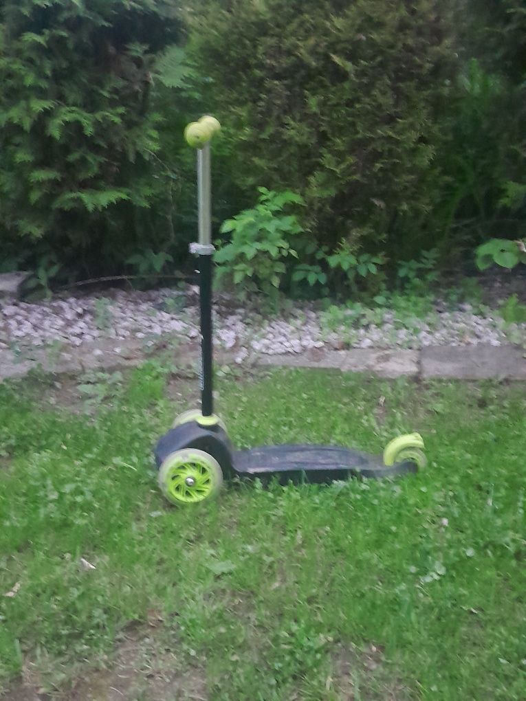 hulajnoga dla dzieci z świeconcymi kułkami