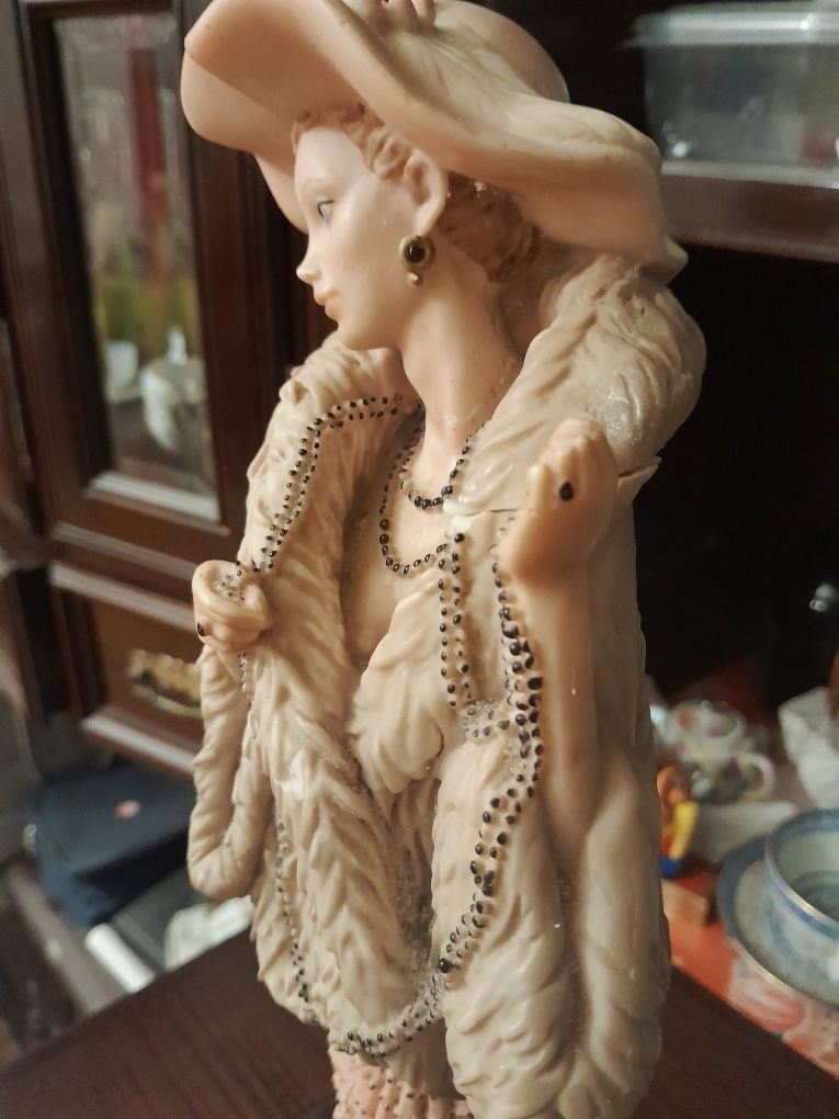 Estatueta em marfinite com base em madeira