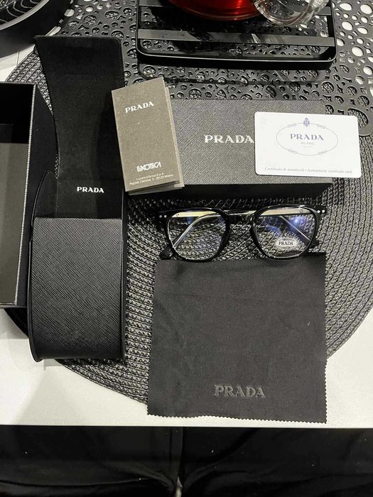 Okulary Prada eleganckie oprawki unisex
