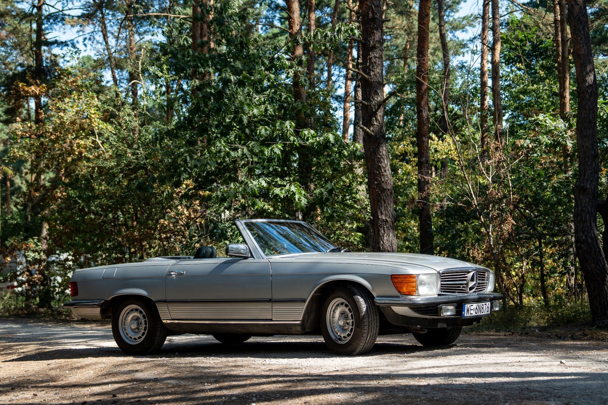 Mercedes-Benz SL Mercedes R107 gotowy na przejażdżki pod gołym niebem