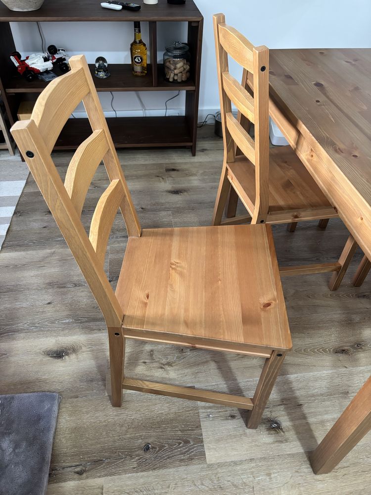Conjunto mesa e 4 cadeiras Hagernas