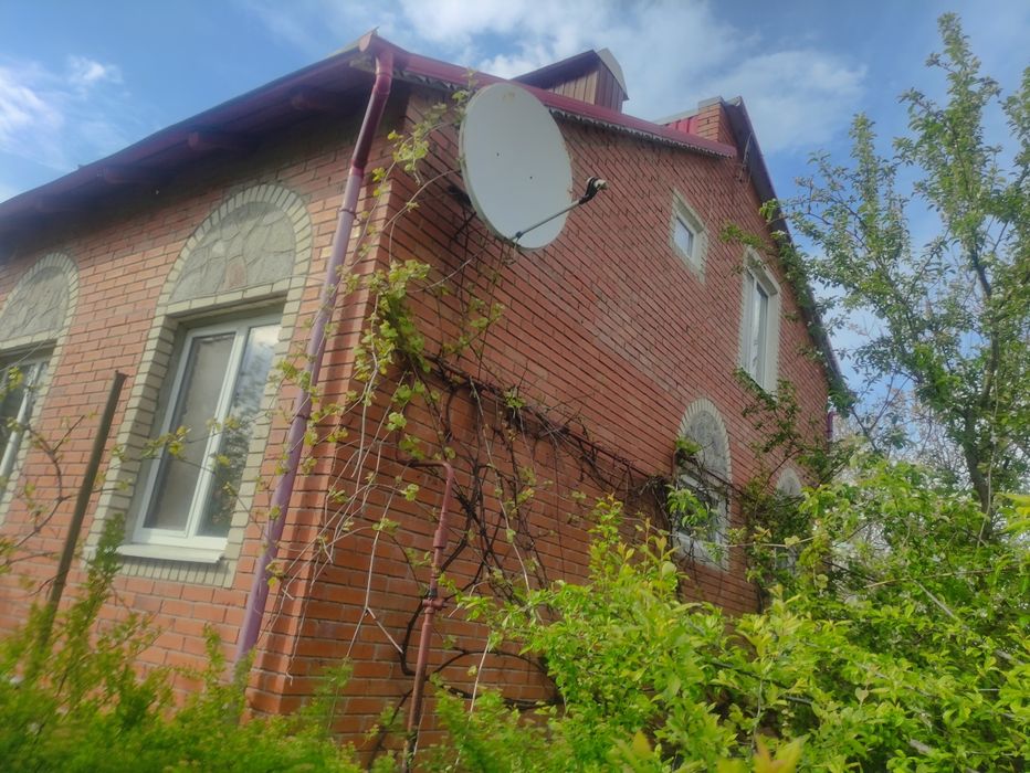 Будинок на 5 кімнат  , +Літня кухня та ,2, гаражі