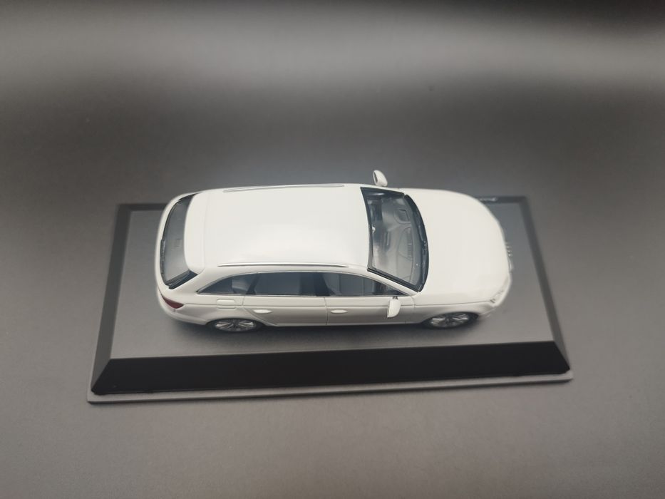 1:43 Spark AUDI A4 Avant B9 Glacier White 2015 model