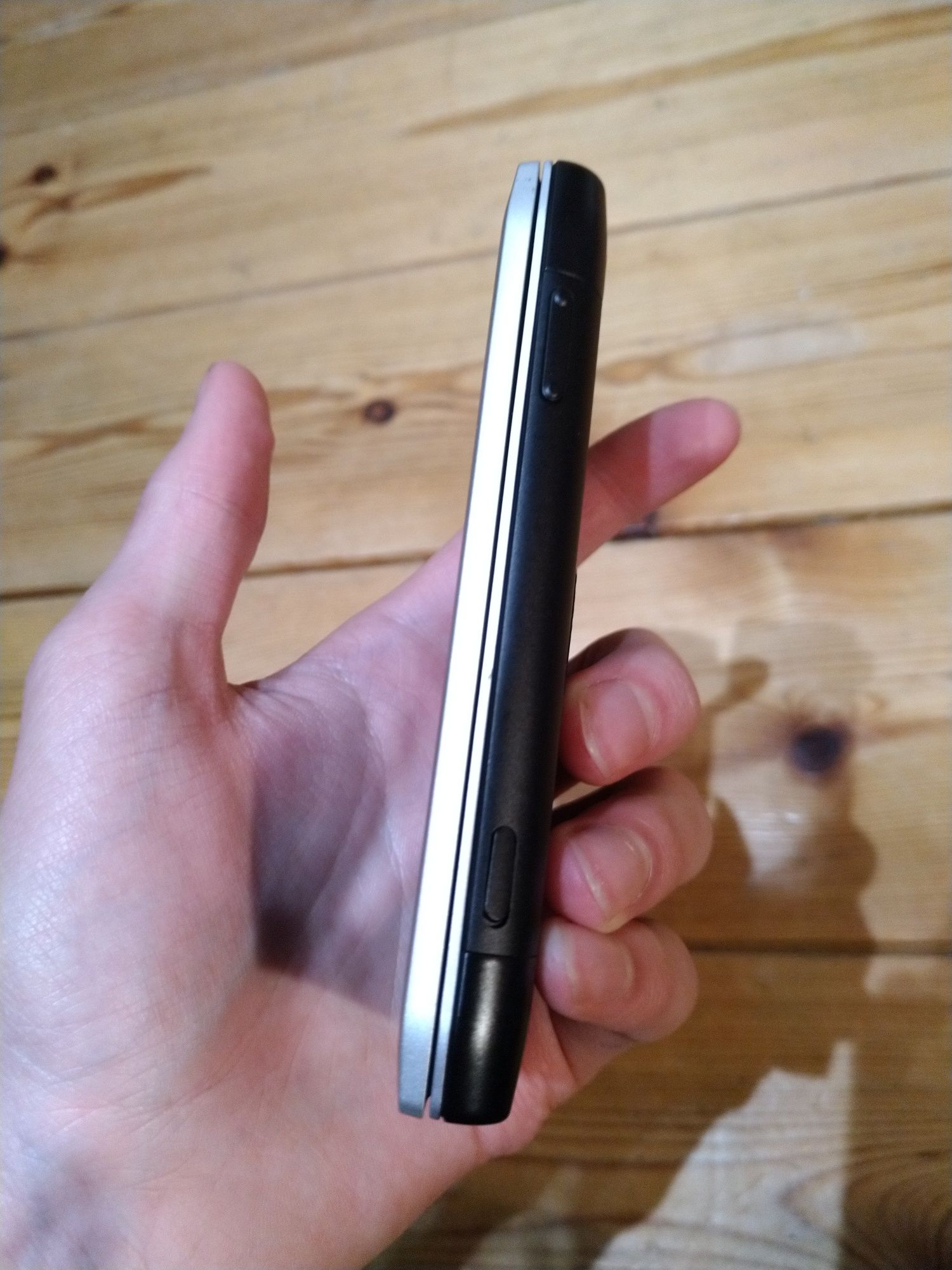 Srebrny prototyp Nokia N950