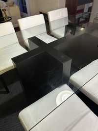 Mesa de jantar com tampo de vidro e cadeiras