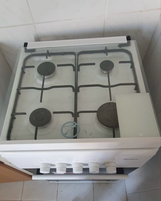 Fogão com pouco uso.