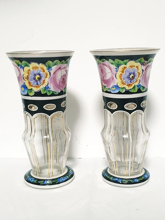 Par de lindissimas antigas jarras Arte Nova em cristal esmaltado à mao