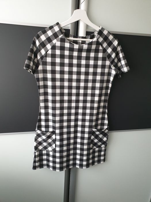 Sukienka w kratkę czarno biała