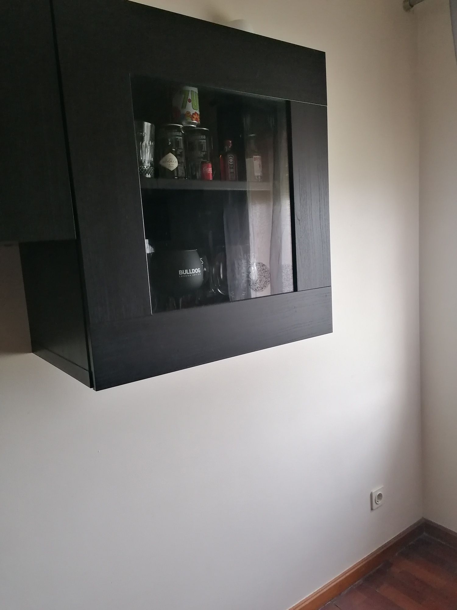 Mesa extensível, 4 cadeiras, aparador, móvel de parede e de TV.