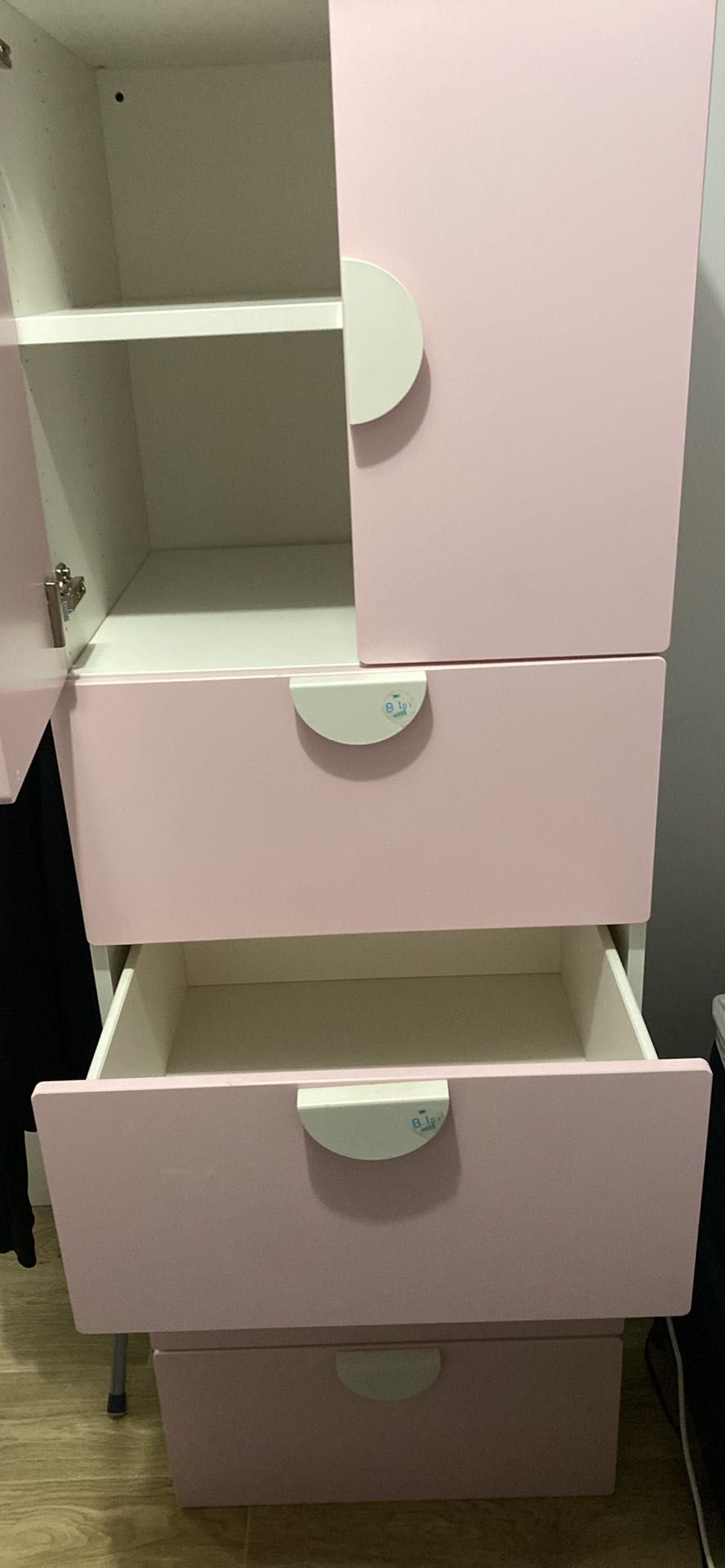 Łóżko i szafka Ikea dla dziewczynki