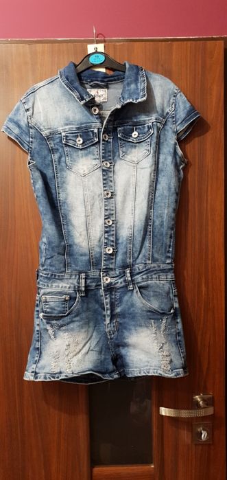 Piękny jeansowy kombinezon