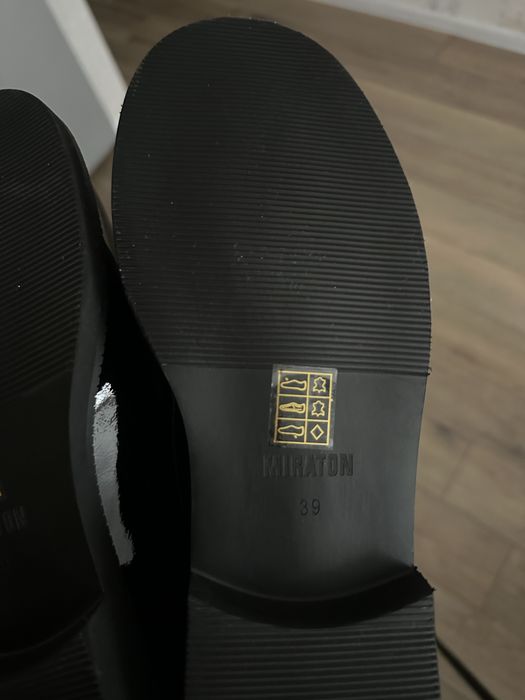 Лаковані лофери Miraton;   стан б/у,    але жодного разу не одягались.