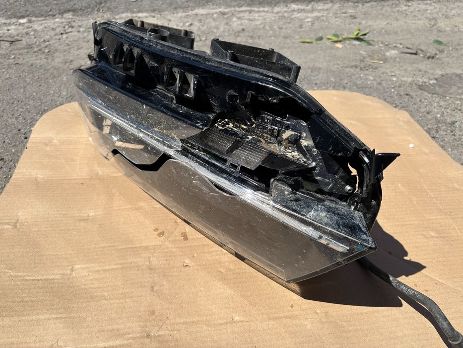 Фара ліва (водійська) Passat B9 2020 — тріснута, але робоча