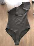 Body preto com folhos Pull & Bear