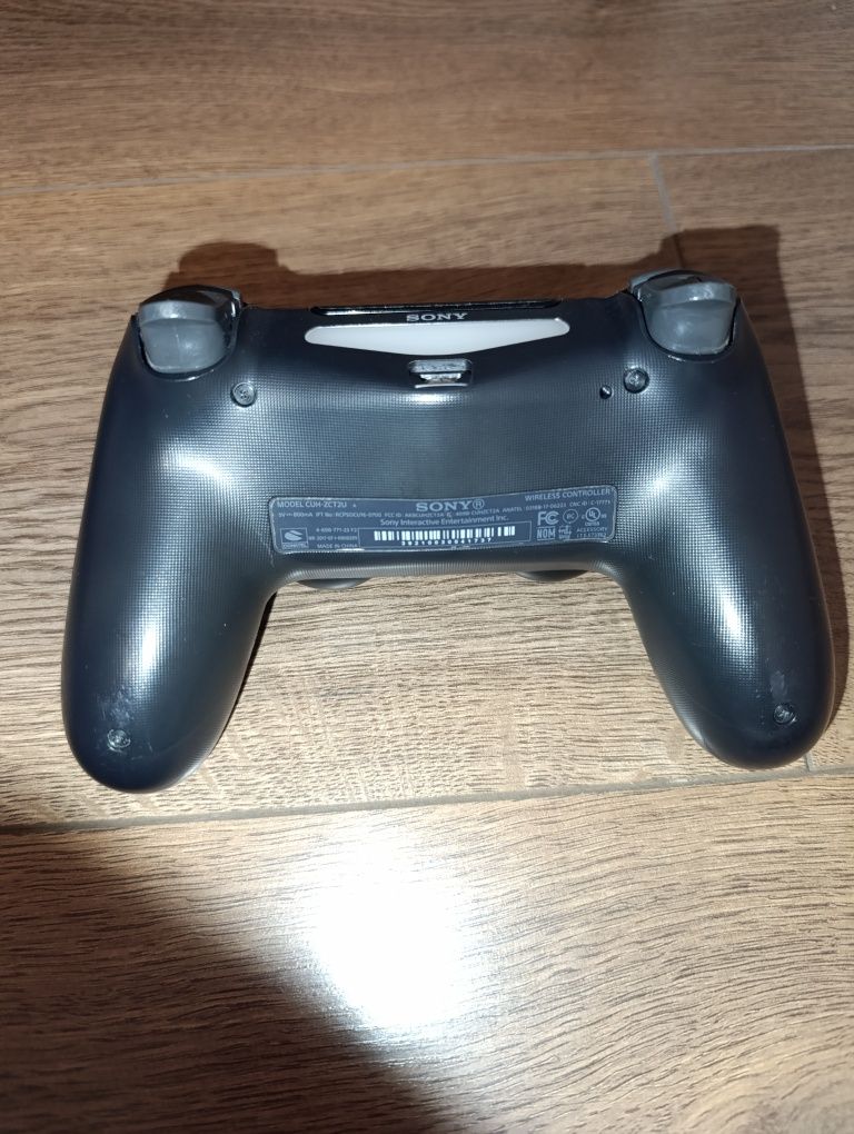 Продаю PS 4 з двома джойстиками та дисками