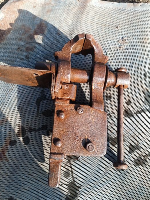 Тіски ковальські