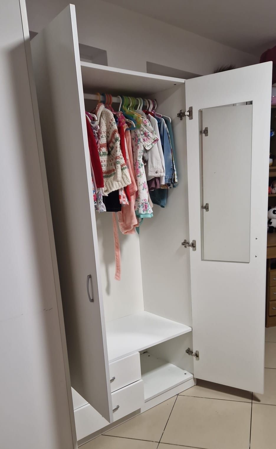 Armário branco com 2 portas de dobradiça, espelho e 2 gavetas