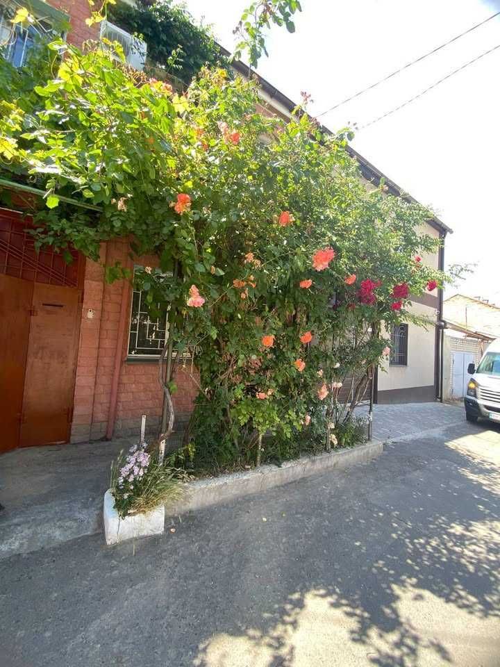 Продам 2-поверховий будинок з сауною та басейном,вул.Червонослобідська