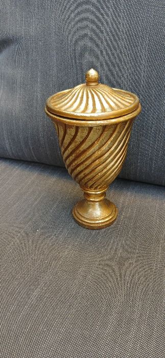 P0te dourado com tampa