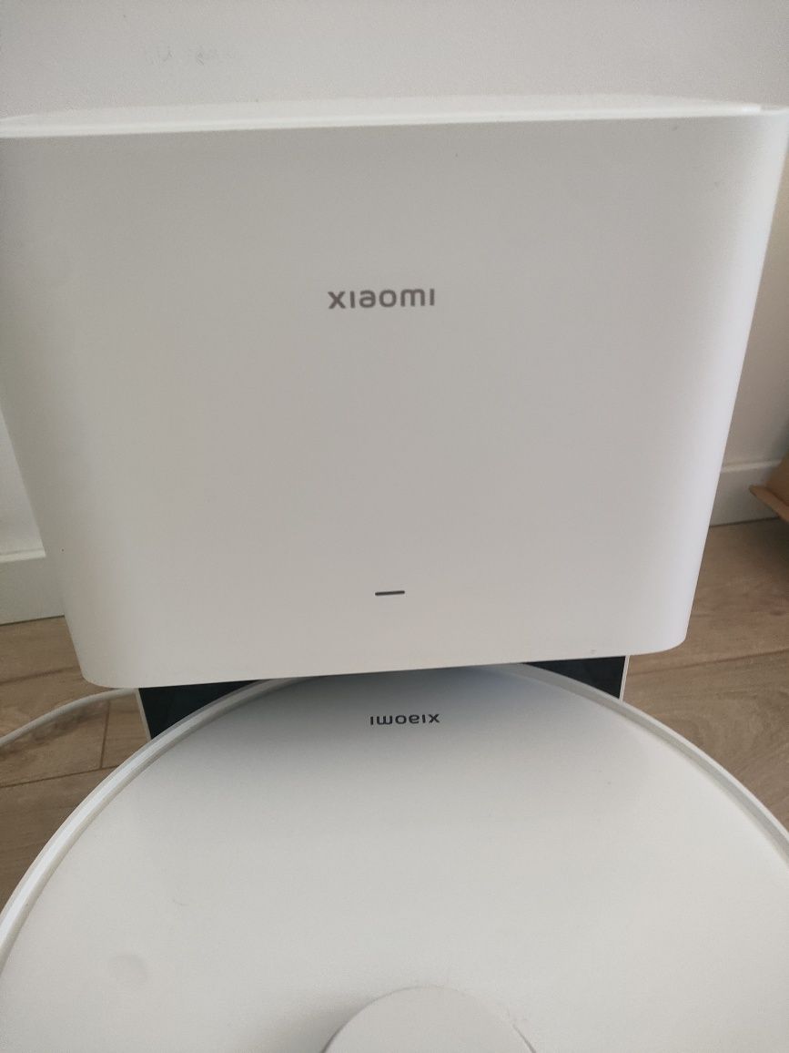 Robot Xiaomi x10 ze stacją dokującą