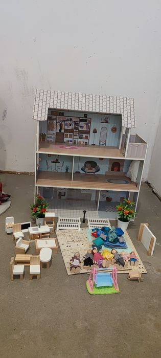 Domek dla lalek drewniany i mnóstwo dekoracji