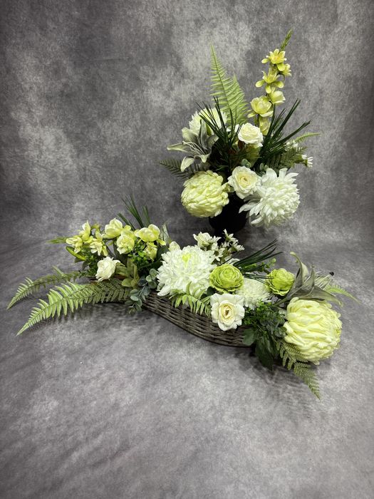 Komplet nagrobny w wiklinowej lodce