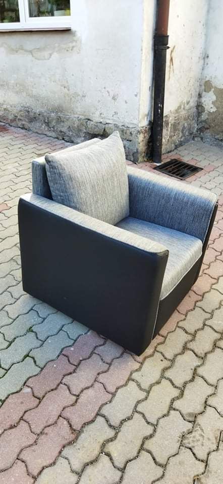 Fotel z poduszką + podnóżek/puf