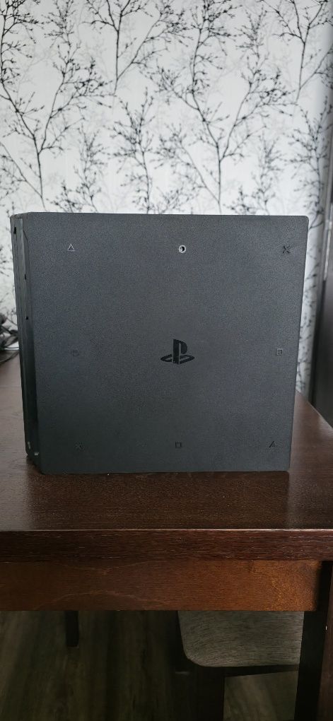 Play Station 4 Pro 1 TB + 2 pady