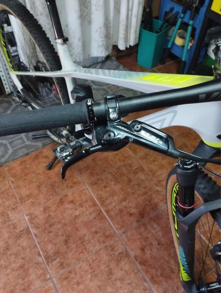 Bicicleta com quadro em Carbono