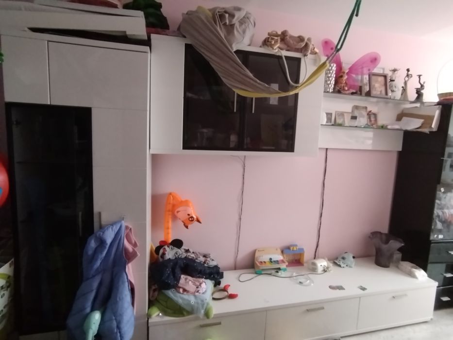 Zestaw białych lakierowanych mebli