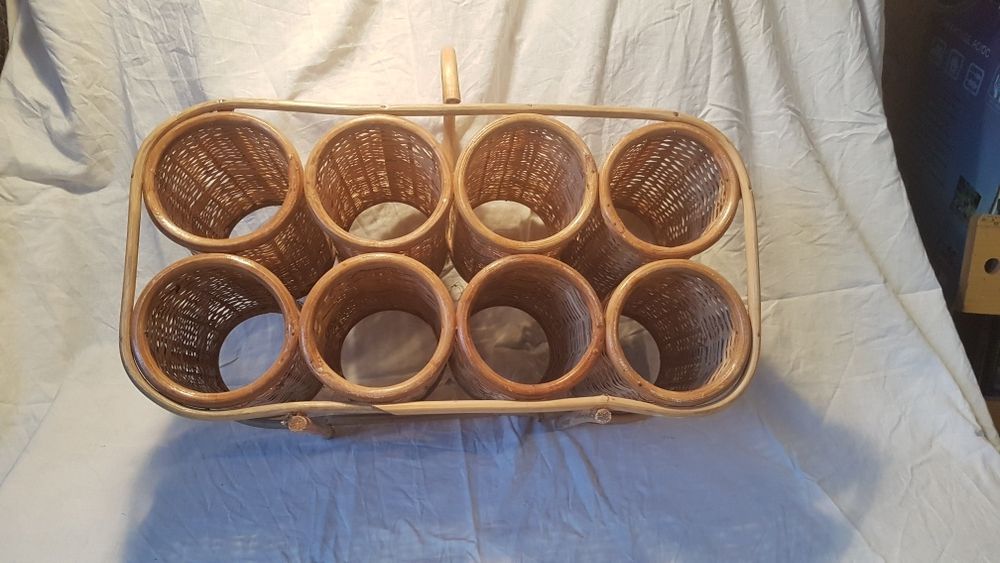 Stojak wiklinowy na wino