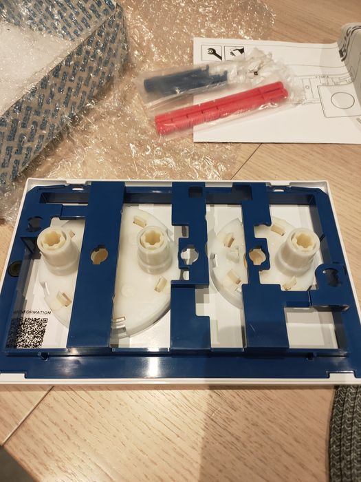 Nowy przycisk spłukujący Roca biały