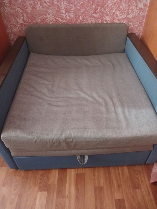 Диван крісло в гарному стані.