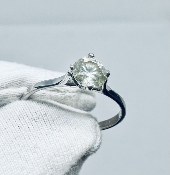 Золота каблучка з натуральним діамантом 0.55 карат.