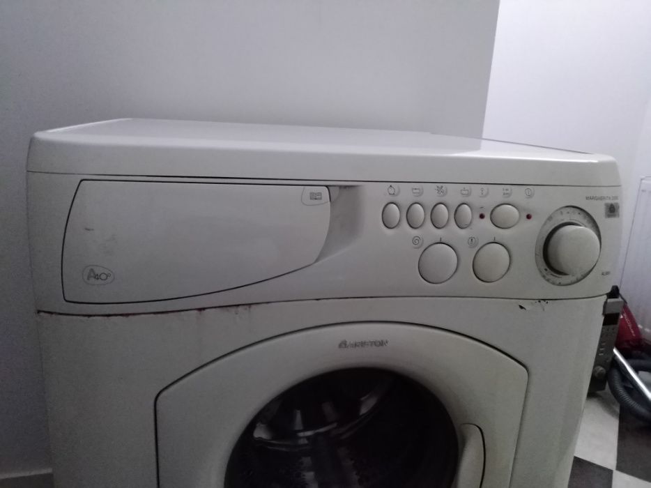 Продам стиральную машину Аристон