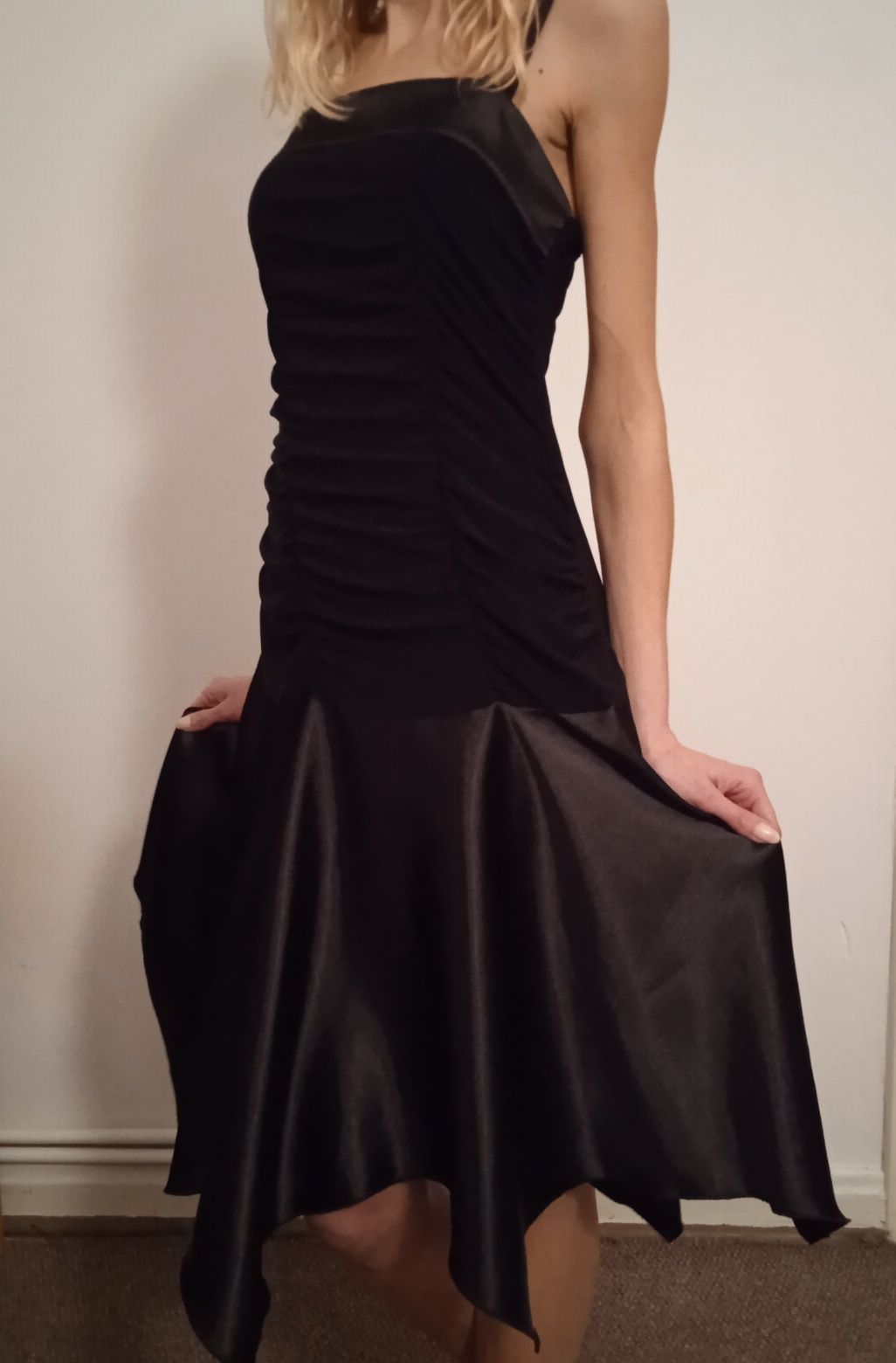 Czarna wieczorowa sukienka 36