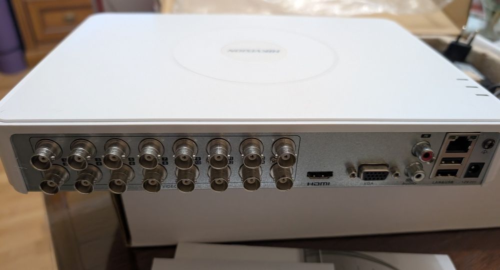 Відеореєстратор Hikvision DS-7100 Series та  4 камери