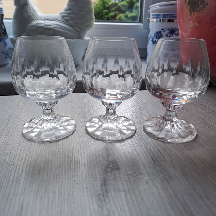 Kryształowe kieliszki do koniaku