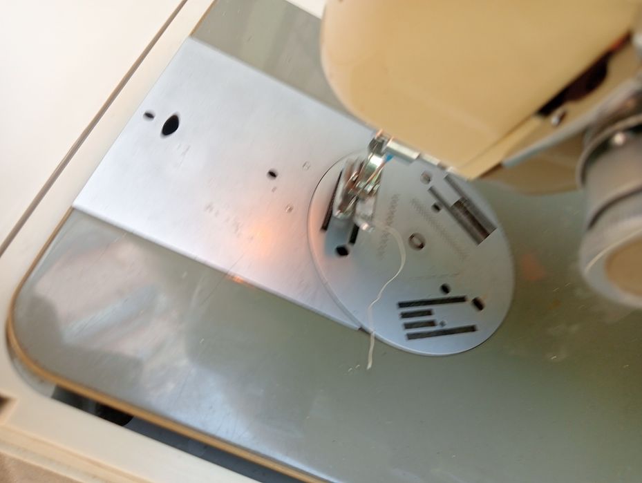 Máquina de costura elétrica com motor  nova