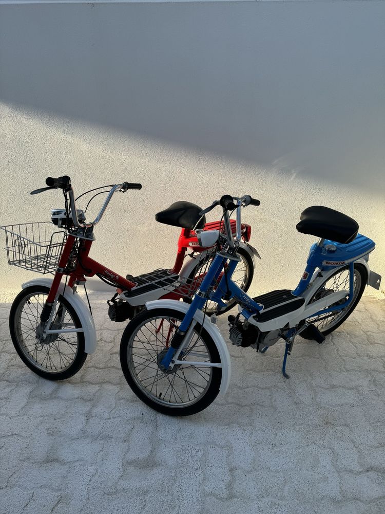 Honda Amigo PF50 Vermelha e outra Azul