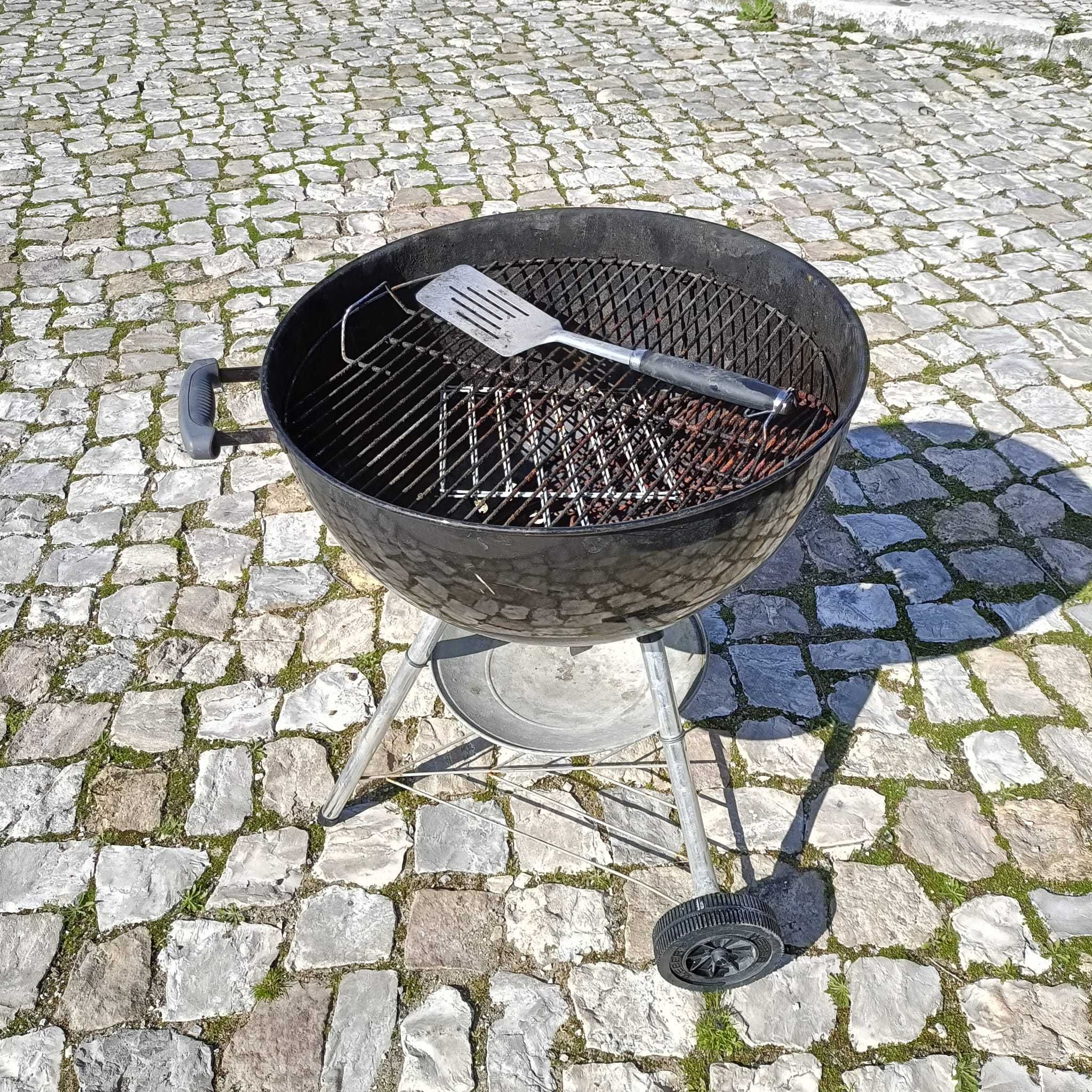 Barbecue Grelhador a carvão Weber Classic Kettle 57 cm usado