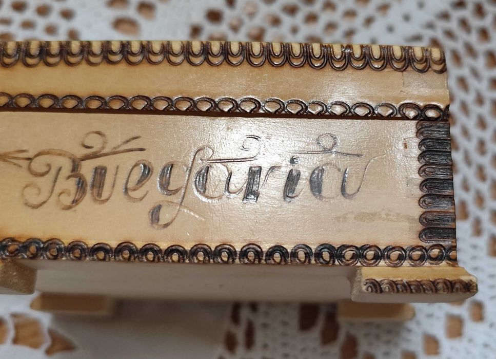 Ładna drewniana szkatułka Bułgaria stroje ludowe skrzyneczka drewno