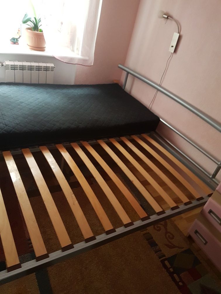 Кровать двуспальная, матрасы в подарок