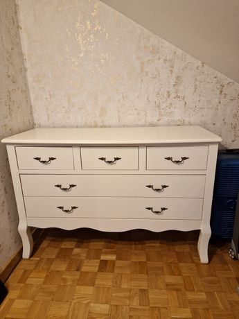 Stylowa biała komoda.