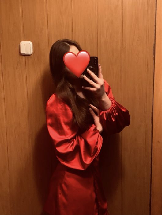 Червона атласна сукня