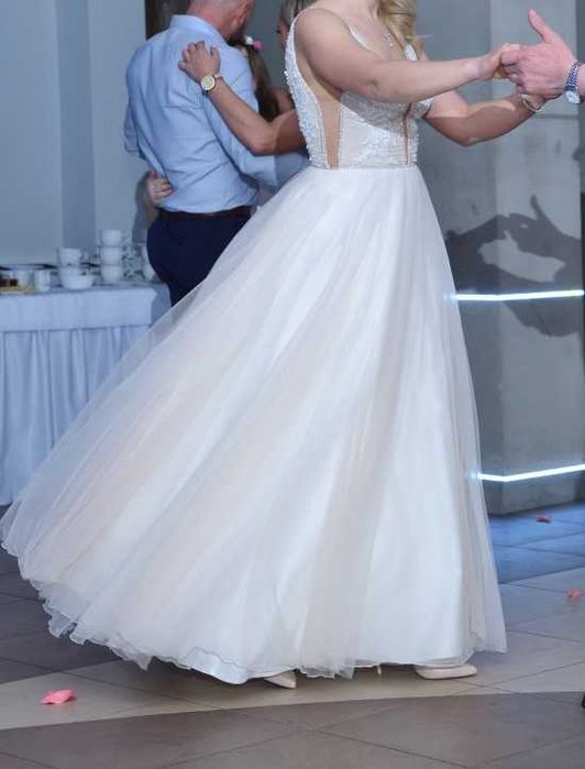 Suknia ślubna z welonem i akcesoriami